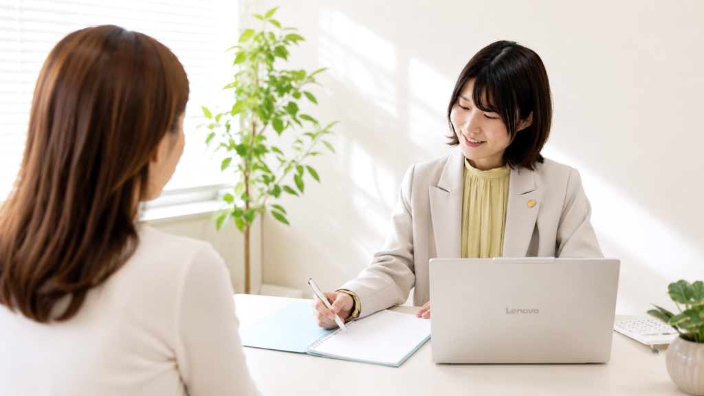 相談にのる行政書士の写真